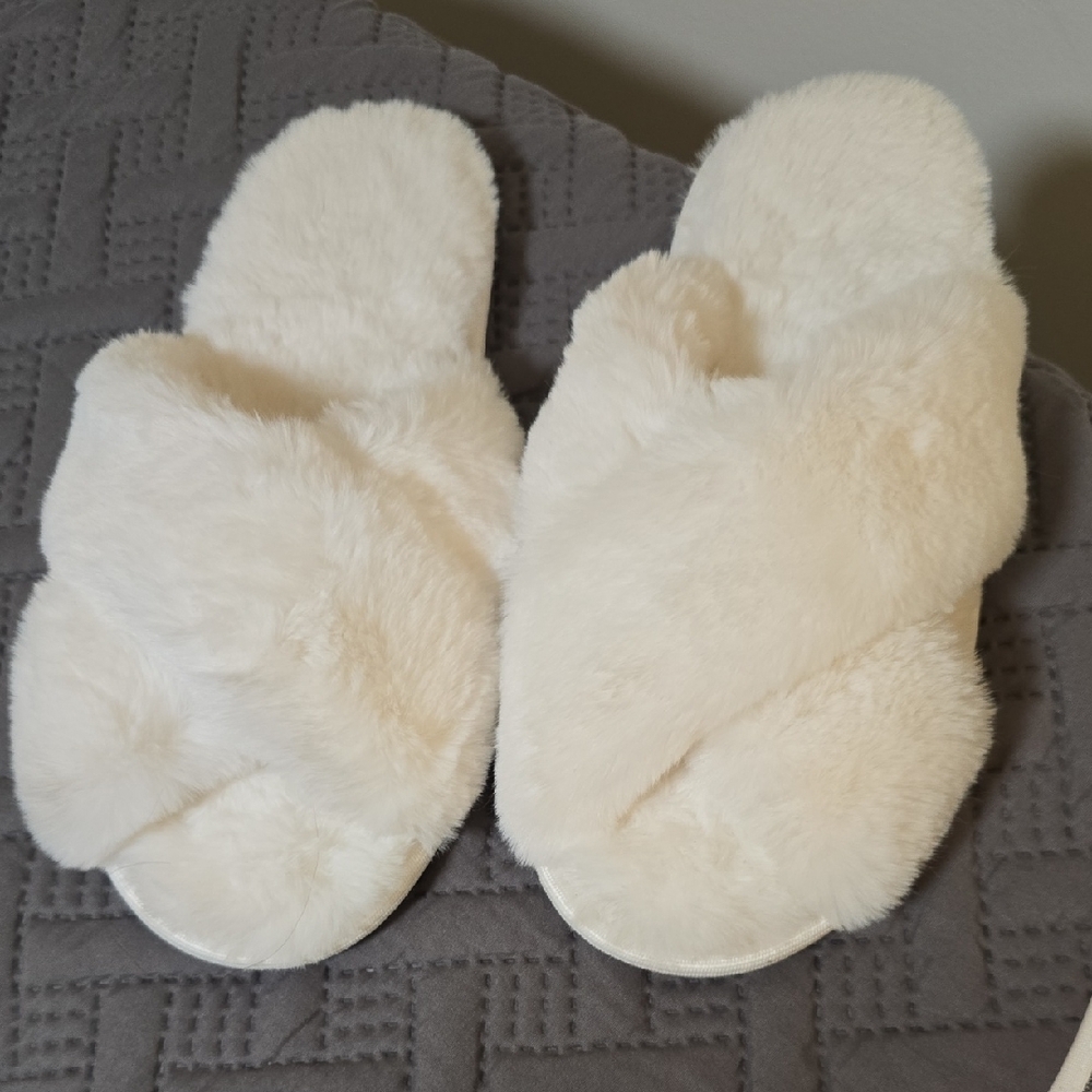 Fuzzy Cream Slippers - Picture 2 of 7